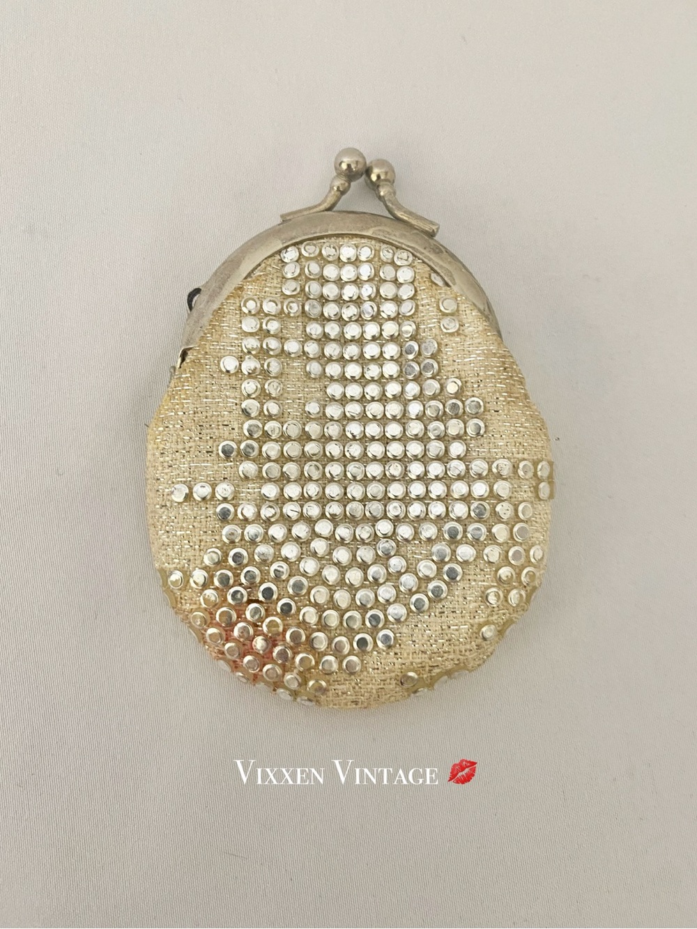 VINTAGE 1960'S SEED BEADED KISS-LOCK COIN PURSE IN SILVER